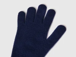 Gloves with cable knit