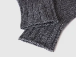 Gloves with cable knit