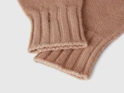 Gloves with cable knit