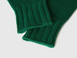 Gloves with cable knit