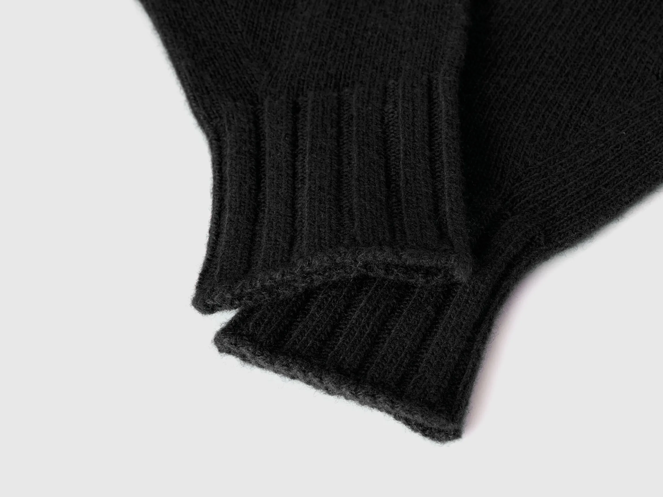 Gloves with cable knit