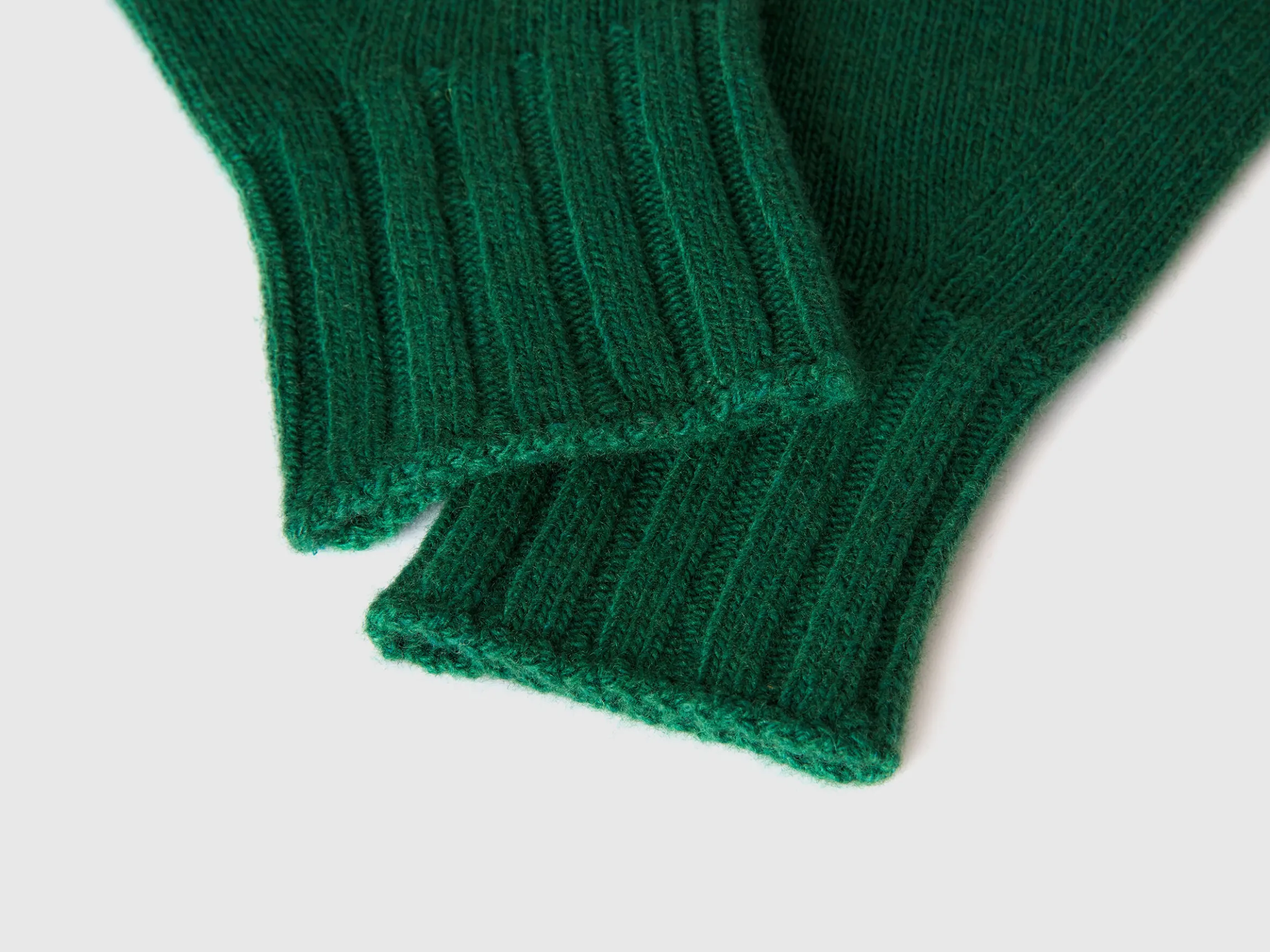Gloves with cable knit