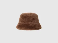 Hat in faux fur