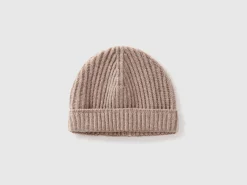 Hat in pure virgin wool