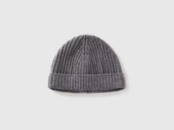 Hat in pure virgin wool