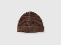 Hat in pure virgin wool