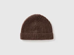 Hat in pure virgin wool
