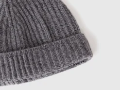 Hat in pure virgin wool