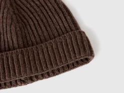 Hat in pure virgin wool