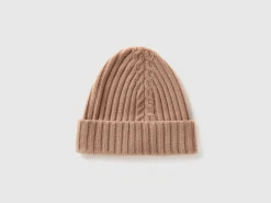 Hat with cable knit