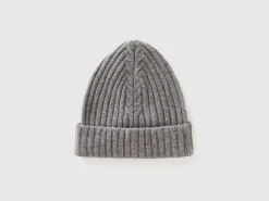 Hat with cable knit
