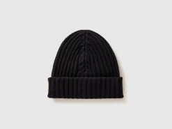Hat with cable knit