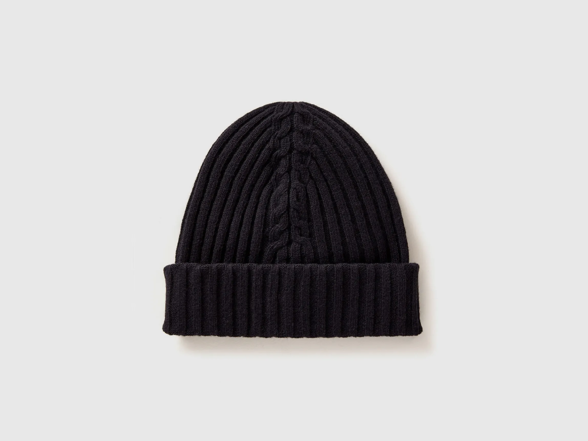 Hat with cable knit