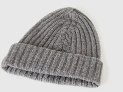Hat with cable knit