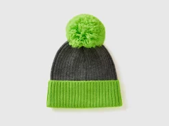Hat with neon green details