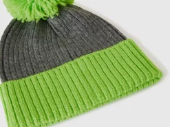 Hat with neon green details