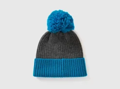 Hat with neon light blue details