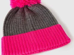 Hat with neon pink details