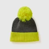 Hat with neon yellow details