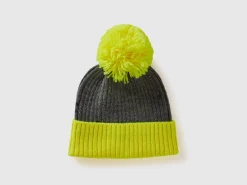 Hat with neon yellow details