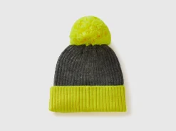 Hat with neon yellow details