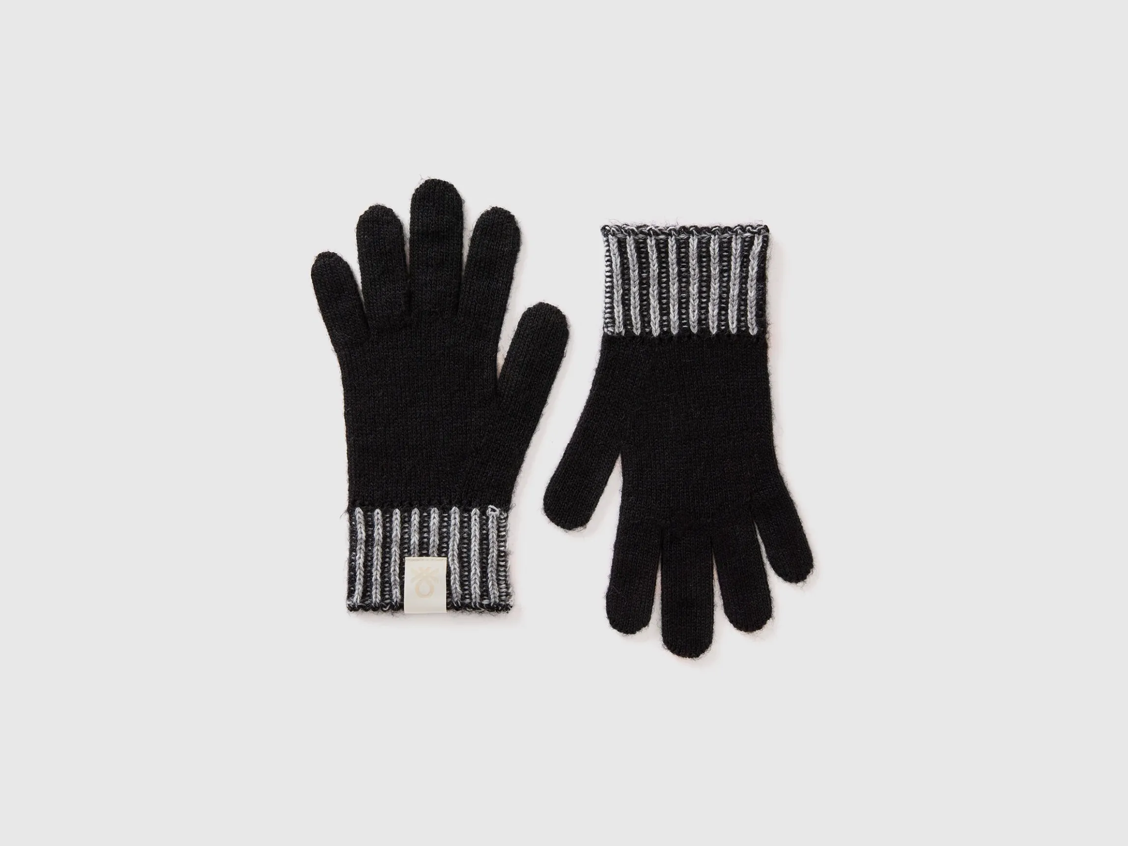 Knitted gloves