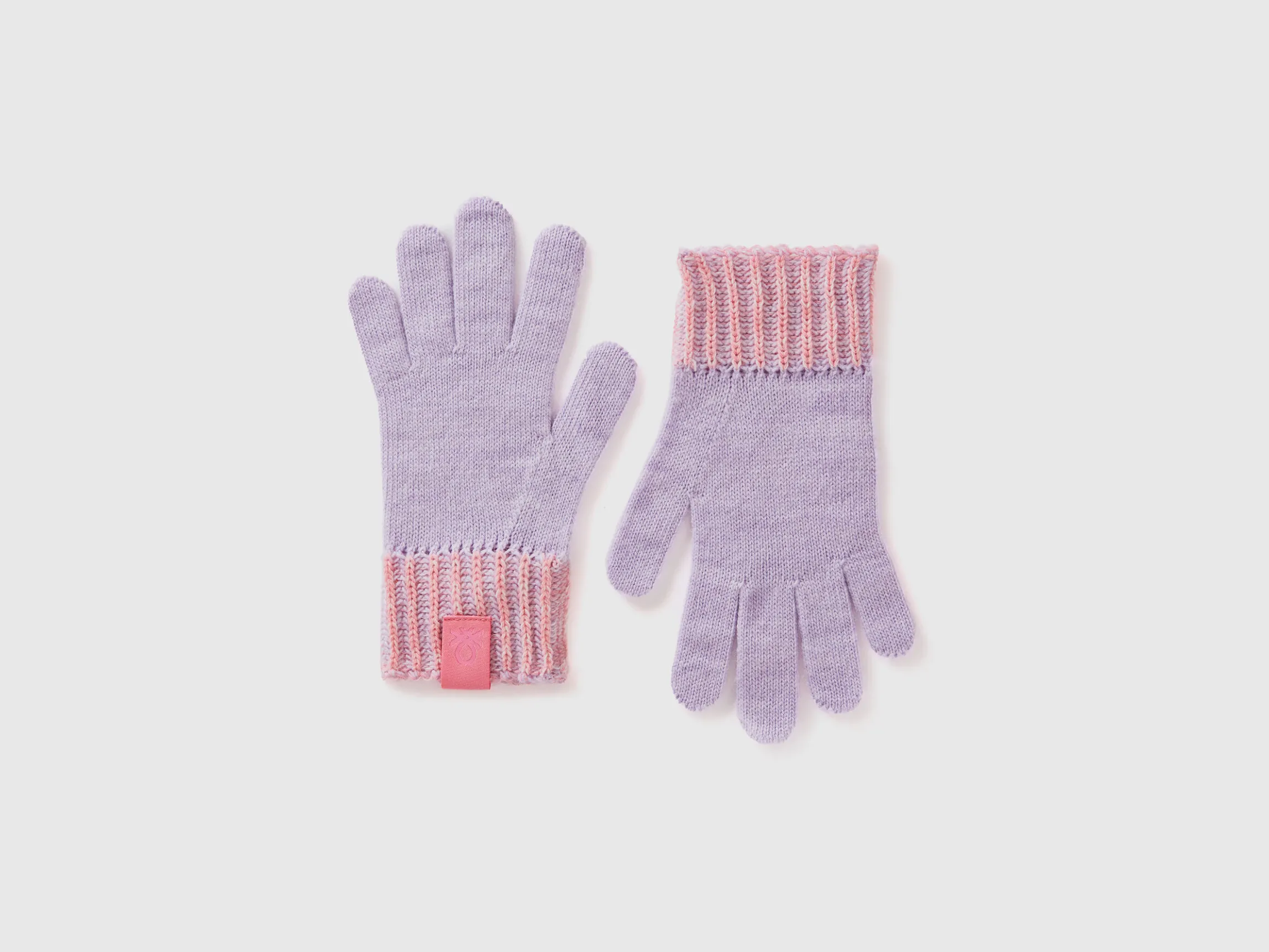 Knitted gloves