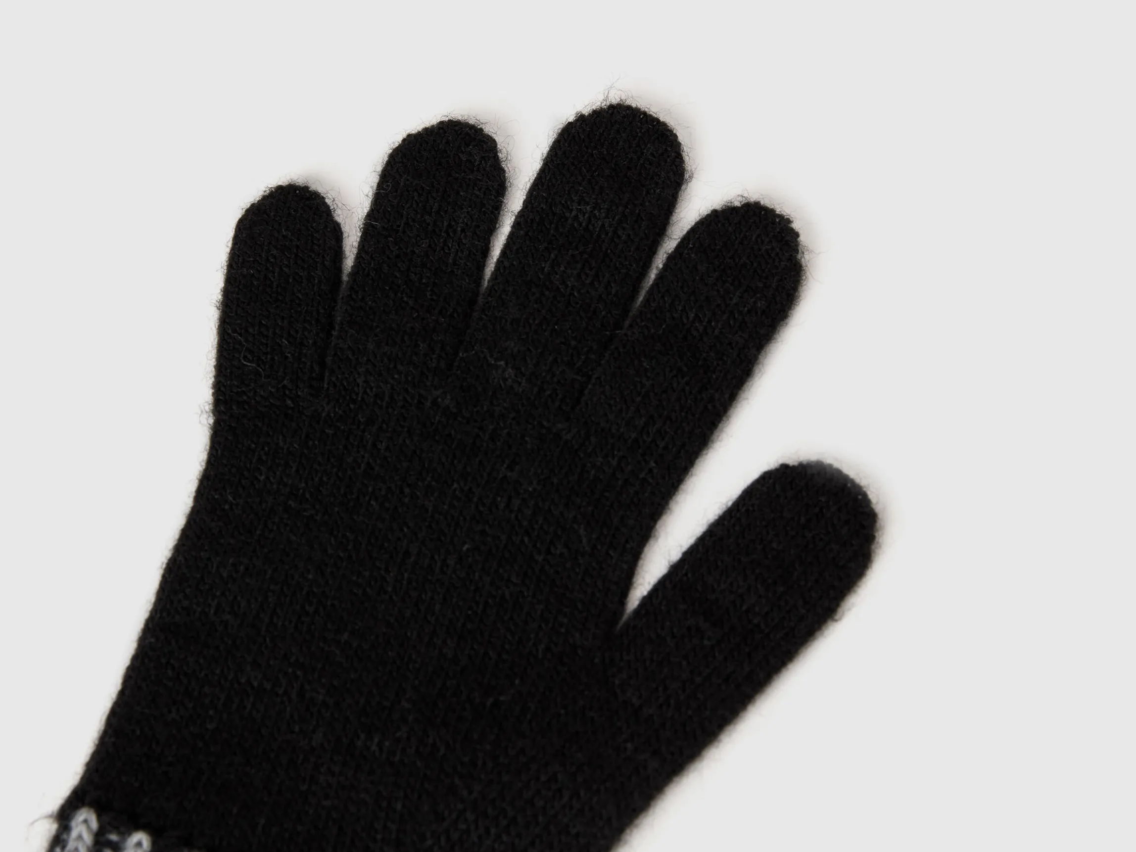 Knitted gloves