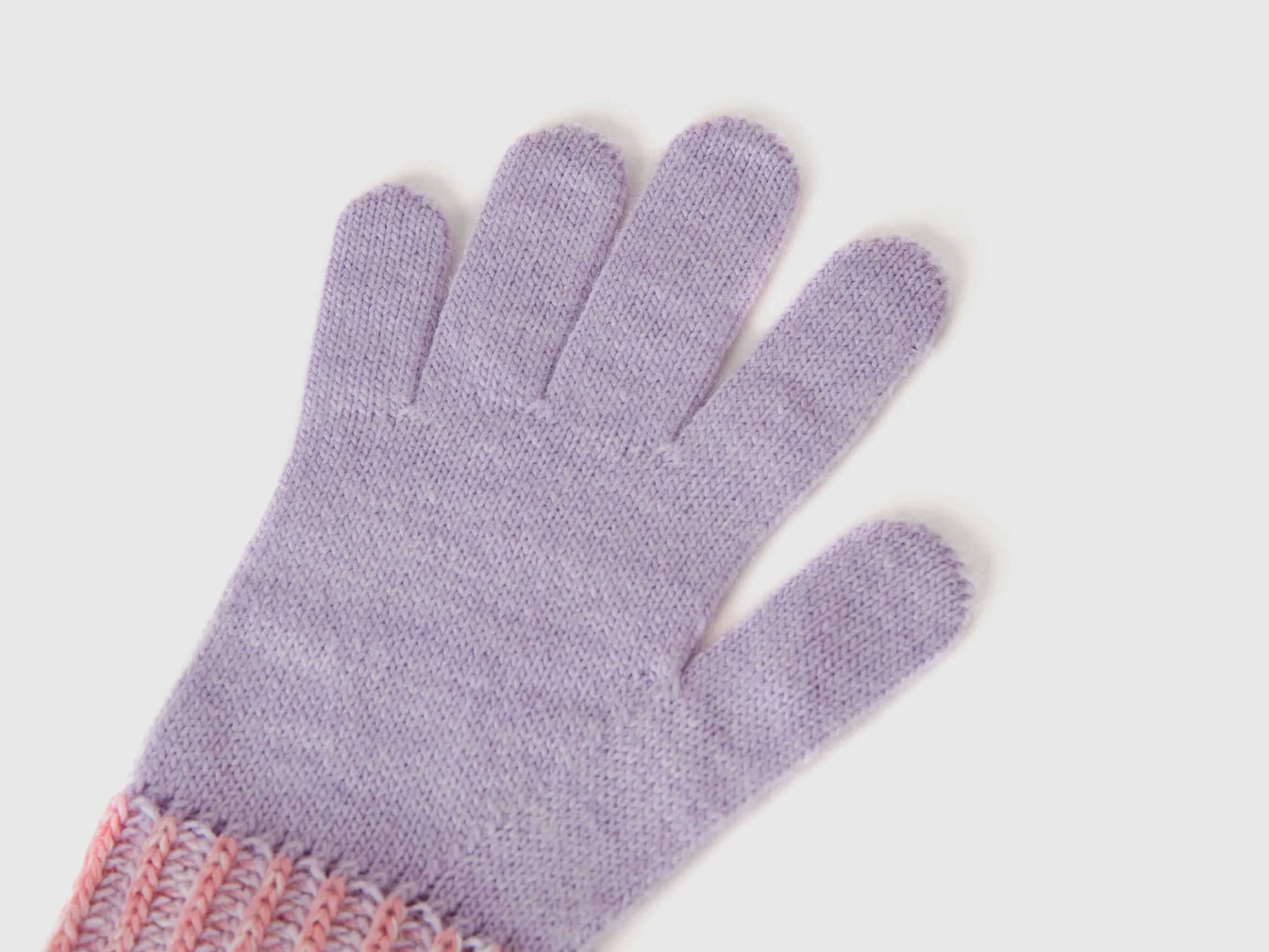 Knitted gloves