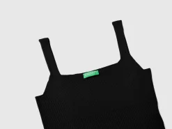 Knitted tank top with square neckline