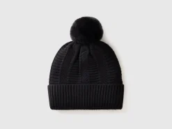 Lined hat with pom pom
