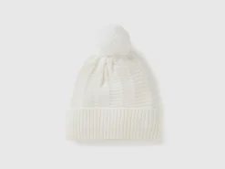 Lined hat with pom pom