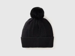 Lined hat with pom pom