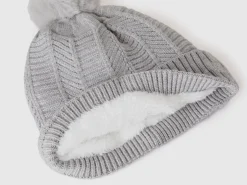Lined hat with pom pom