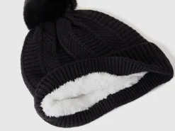 Lined hat with pom pom