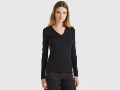Long sleeve t-shirt with V-neck