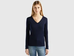 Long sleeve t-shirt with V-neck
