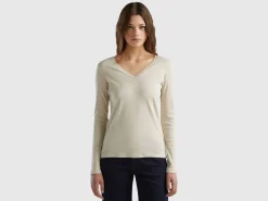 Long sleeve t-shirt with V-neck