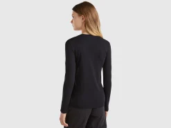 Long sleeve t-shirt with V-neck