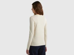 Long sleeve t-shirt with V-neck