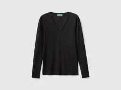 Long sleeve t-shirt with V-neck
