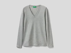 Long sleeve t-shirt with V-neck