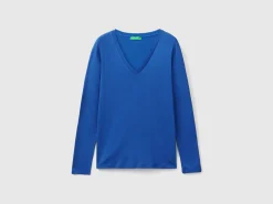 Long sleeve t-shirt with V-neck