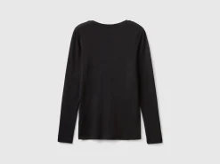 Long sleeve t-shirt with V-neck