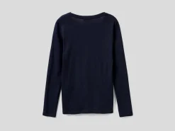 Long sleeve t-shirt with V-neck