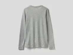 Long sleeve t-shirt with V-neck