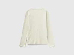 Long sleeve t-shirt with V-neck