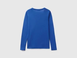 Long sleeve t-shirt with V-neck