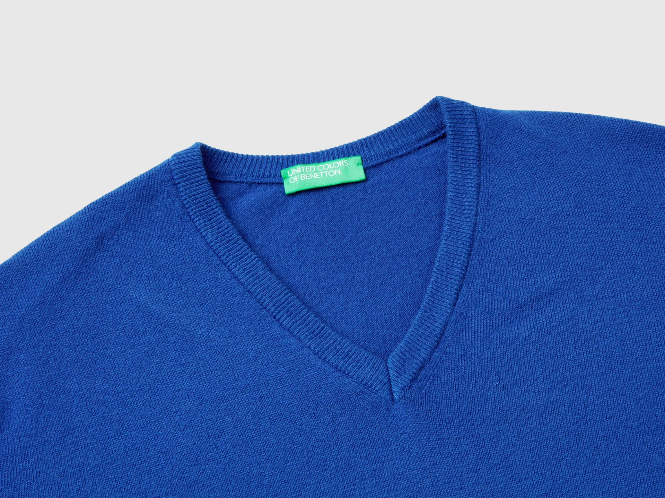 Midnight blue V-neck sweater in pure Merino wool