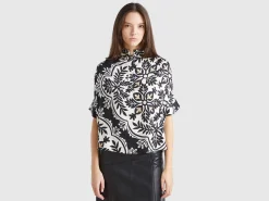 Patterned blouse with rouches on the neck